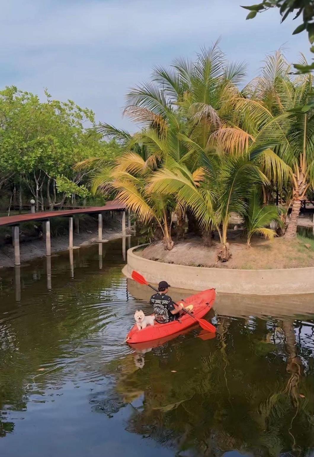 The Beatles Lagoon Chalong Bagian luar foto